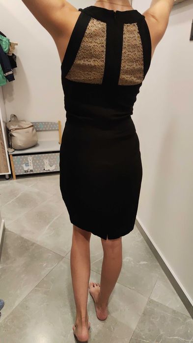 Рокля с ефектен гръб