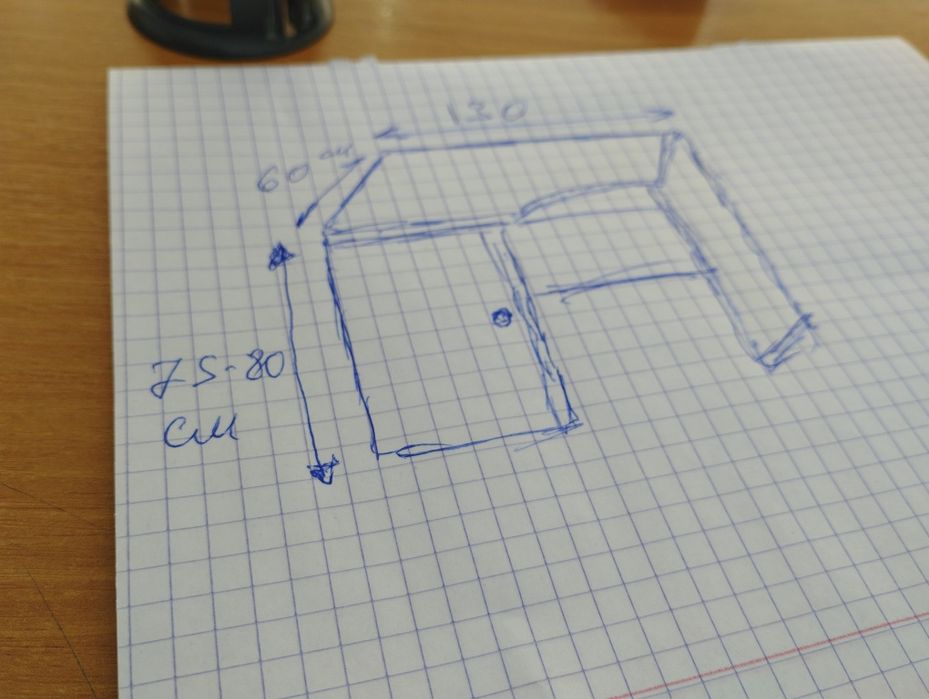 Стол в гтличном состоянии можно для компа