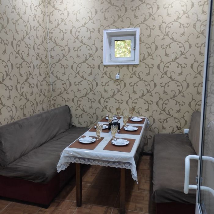 Чирчиқ шаҳри марказида ишлаб турган кафе сотилади.