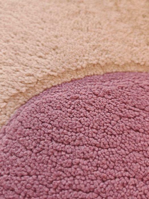 Килим  160х230  има леки следи от употреба