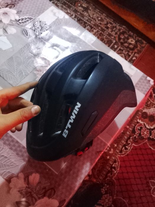 Vând casca btwin de bicicletă