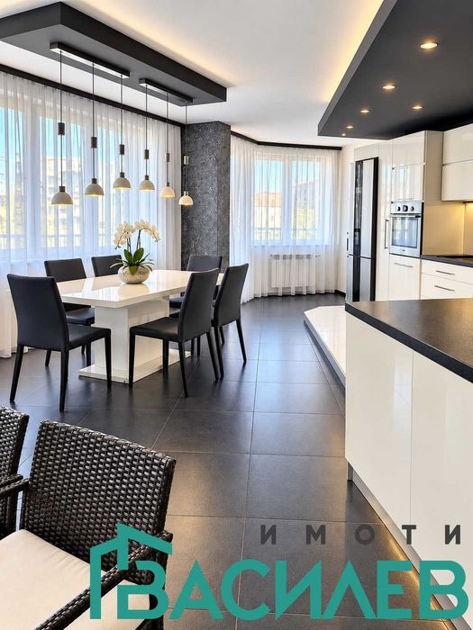 Дава се под наем Тристаен апартамент в София, Център - 154 кв.м за 950 € - Снимка #1