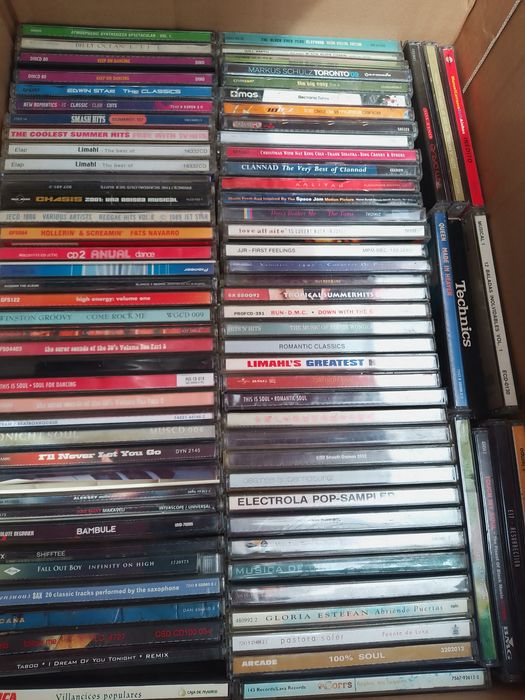 Colecție în jur de 400 cd uri originale cu artisti consacrati