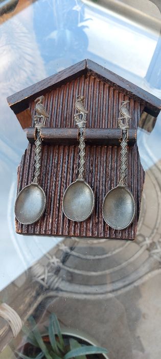 Винтидж  калаени лъжици върху дървен постамент