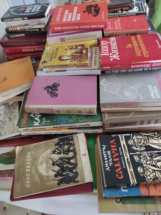 Най различни книги  който иска може да се договорим