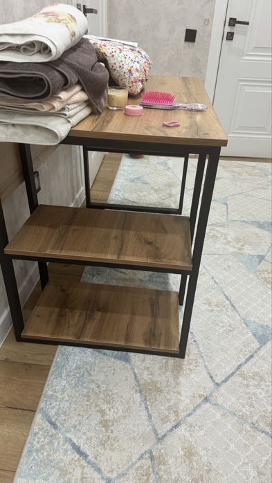 Письменный стол в хорошем состоянии