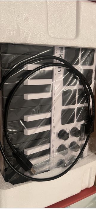 Akai MPK mini special edition white