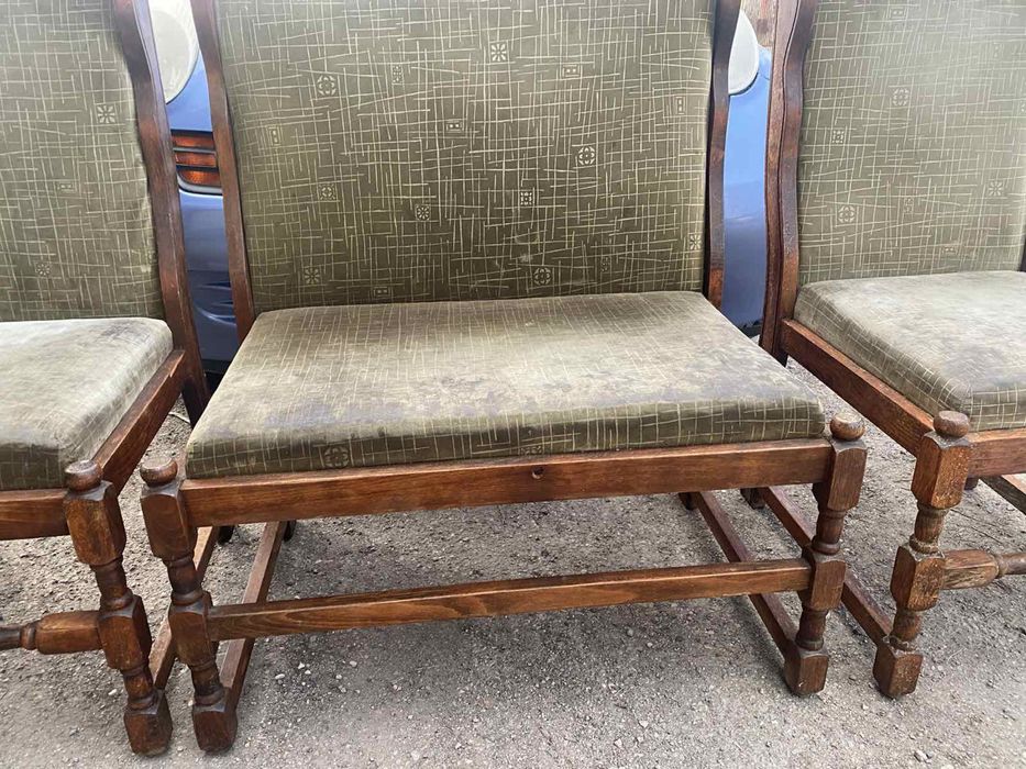 Два интерсни стола и една мялко диванче