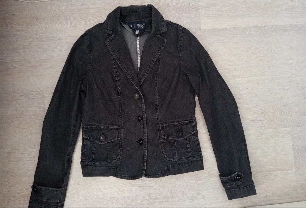 Geaca de blugi Armani Jeans oferta in descriere