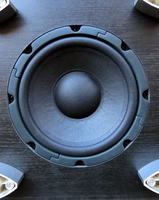 Subwoofer Active JBL SUB 138 , Integrated  amplifier: 100 Watt RMS,Low bass chassis: 200 mm ,Răspuns frecvență: 35 Hz–160 Hz ,Crossover: 40–160 Hz ,