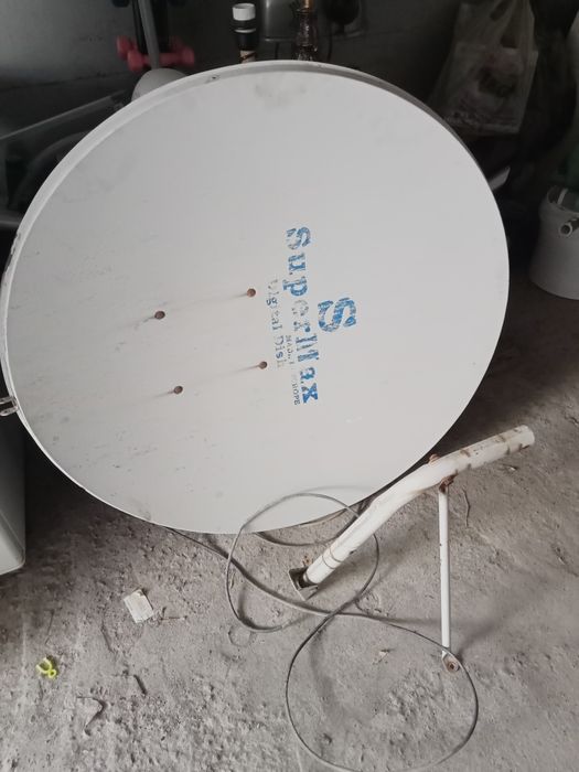 Спутниковая антенна с тюнером ,головками и кабелью.