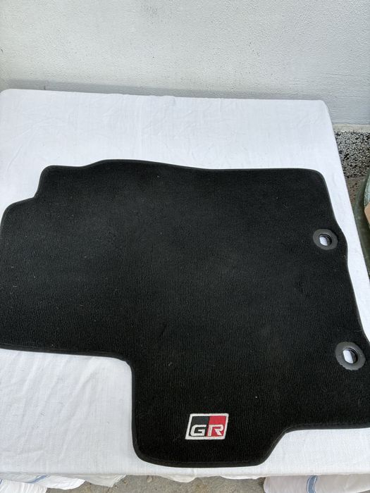 Оригинални мокетни стелки ТойотаЯрисКрос GR