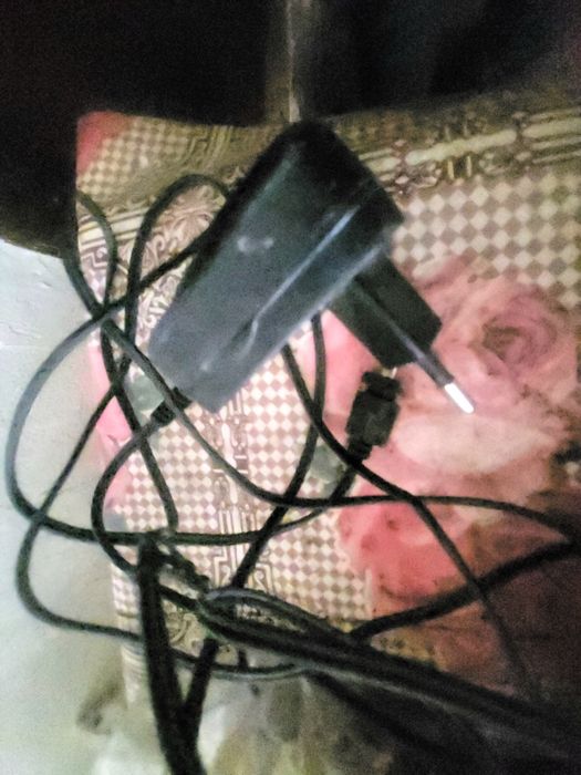 Aspirator electric roșu fără fir