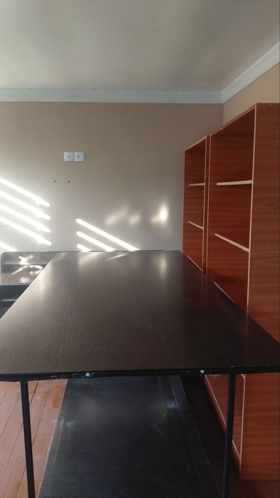 Tikuv mashinasi va stol holati alo