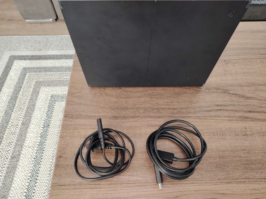 - Vând Xbox One S -