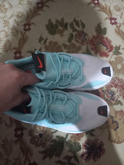 Новые кроссовки Nike