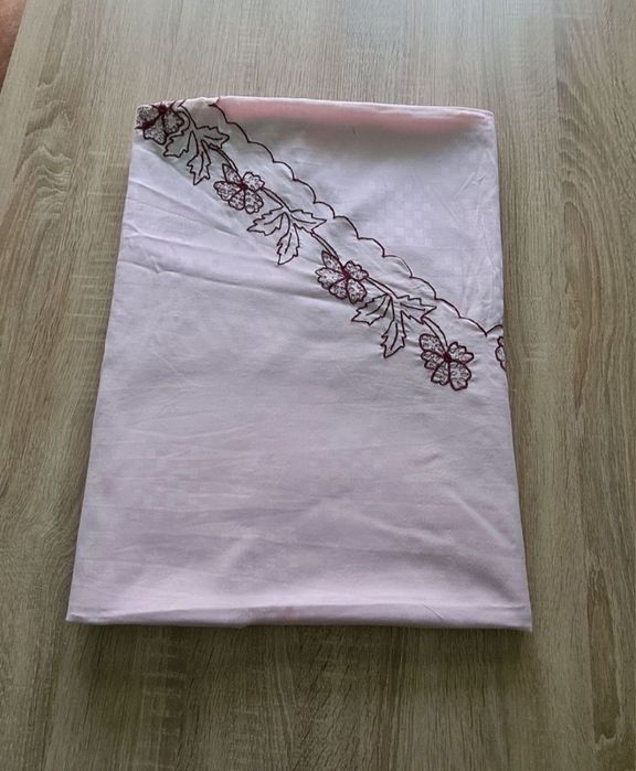 Lenjerie pat din damasc cu broderie realizată manual