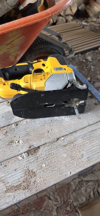 fierastrau pendular dewalt dcs334