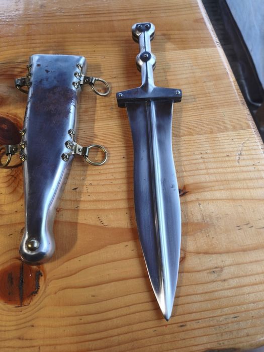 римска кама, известна като pugio (пугио)