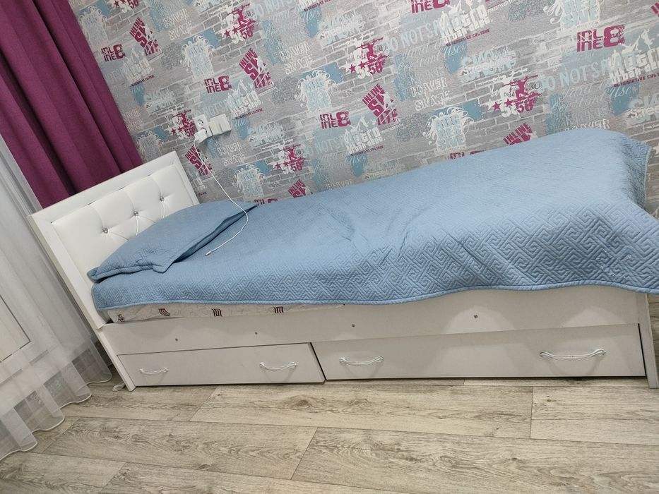 Продам кровать с полкой