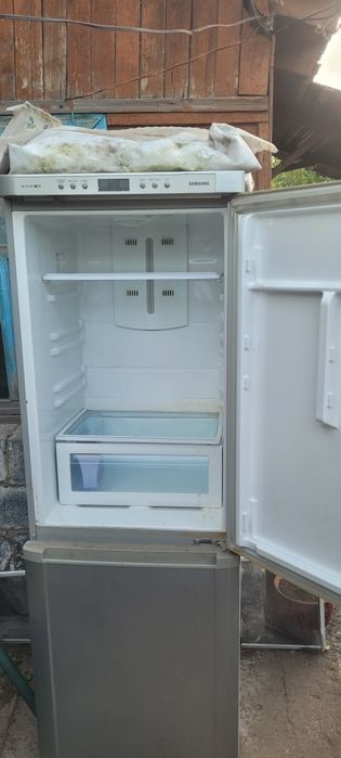 Холодильник работает морозилка
