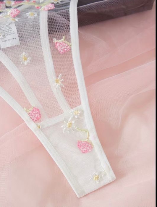 Комплект красиво мрежесто бельо с на горски плодове.