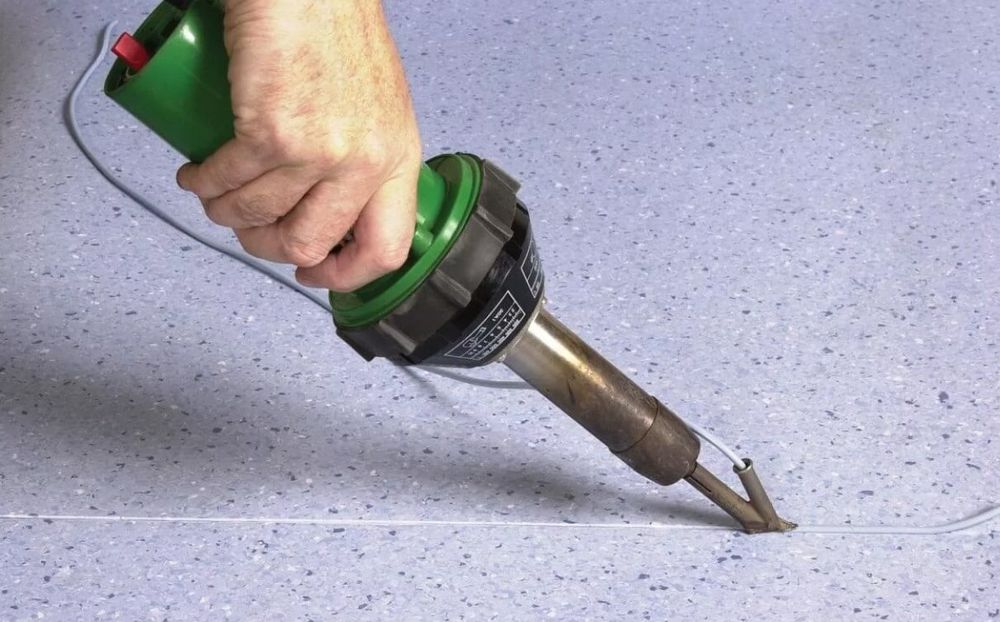 Аренда сварка стыков линолеума с помощью строительного фена Линолеум