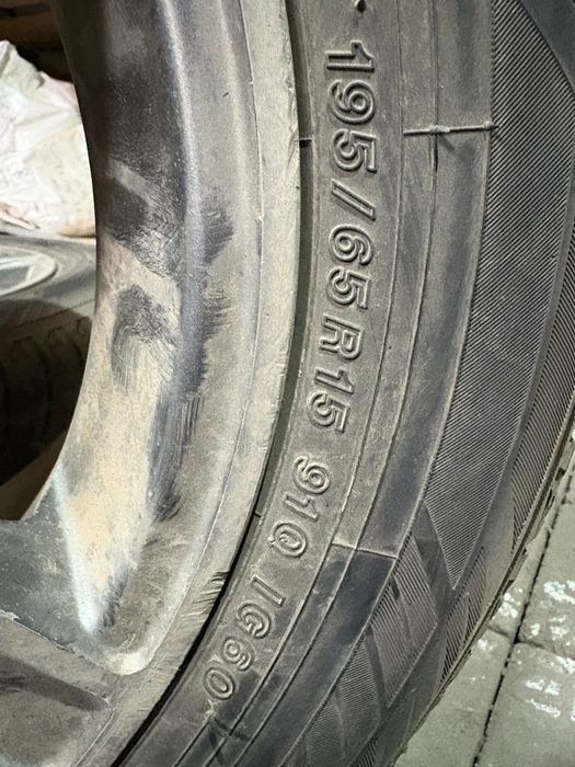 Оригинальный диск Mercedes с зимней шиной в хорошем состояний