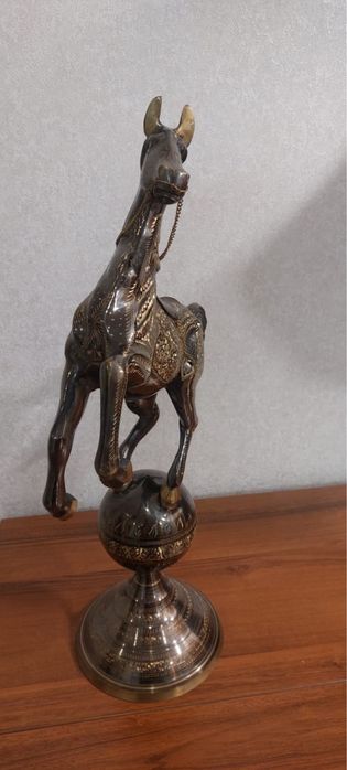 Продам статуэтку лошадь