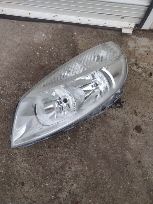 Продавам ляв фар за renault scenic 2 2004 09
