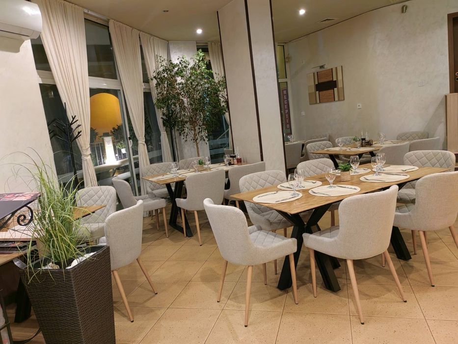 Трапезна/ холна маса от дъб с метални крака- скосена