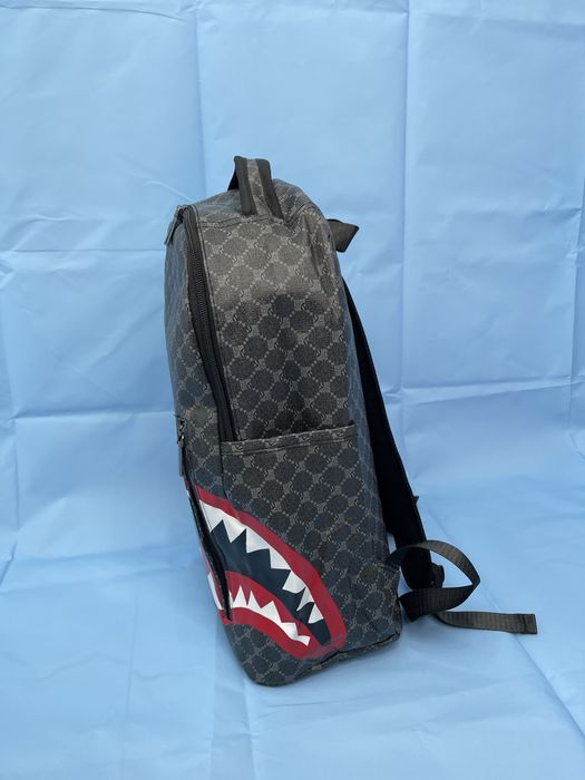 Раница с графика на акула