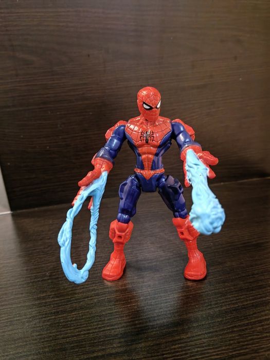 Фигурки Marvel пет броя.