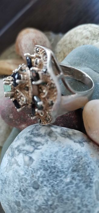 Inel realizat din argint 925, cu safire, marcasite, smarald!