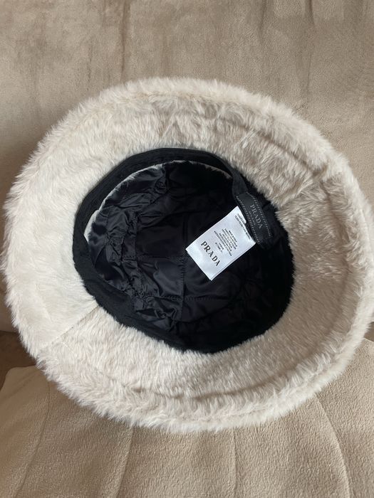 Зимна дамска шапка Prada