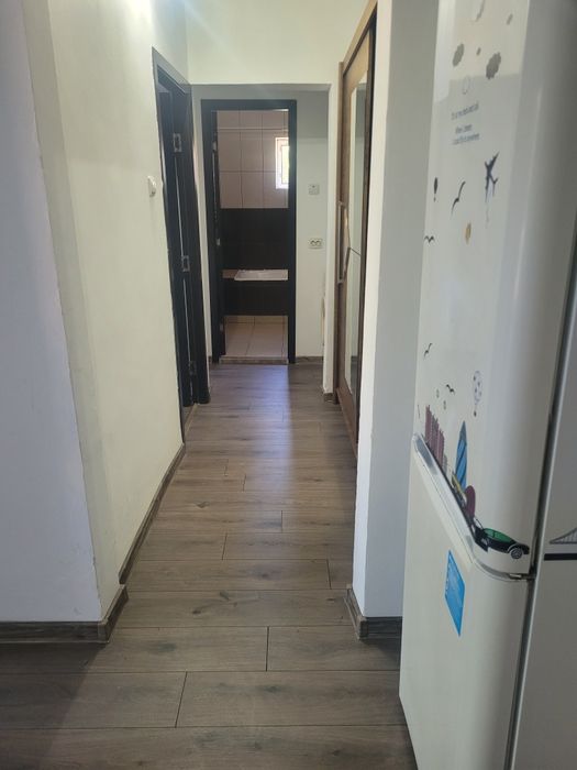 Ofer spre închiriere apartament 3 camere în Tg Jiu  vizavi de Mool, pe termen lung s-au regim hotelier