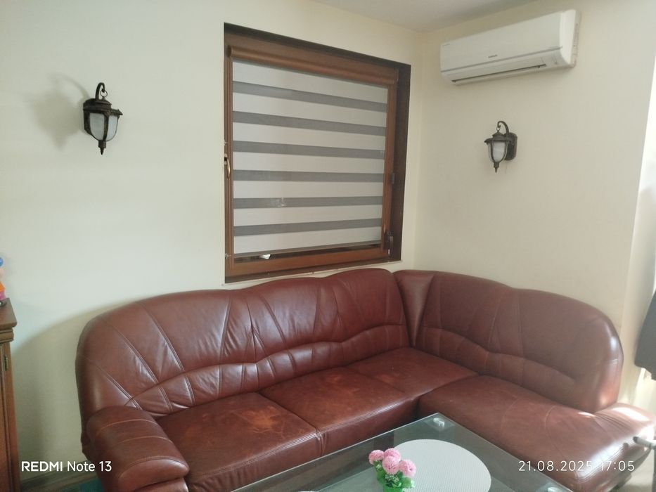 Кожен кафяв диван