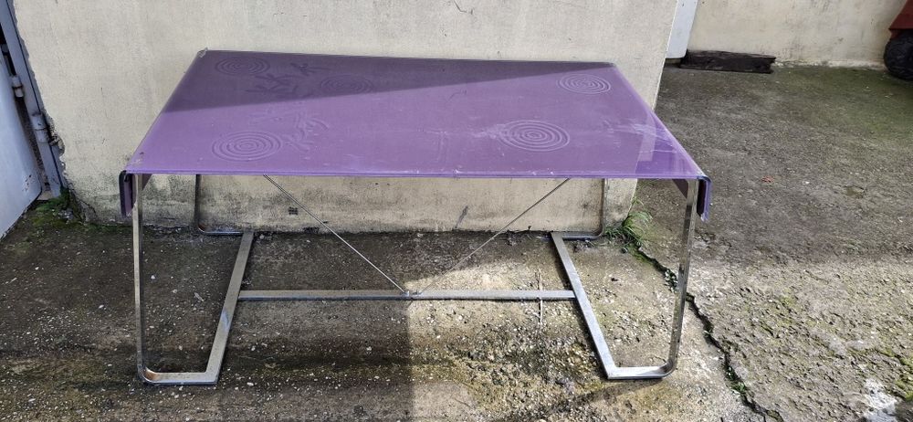 Стъклена маса с метална основа