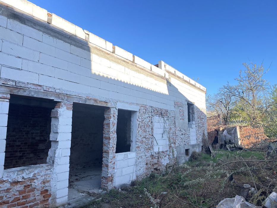 Vand casa, semifinisata. Propietar!