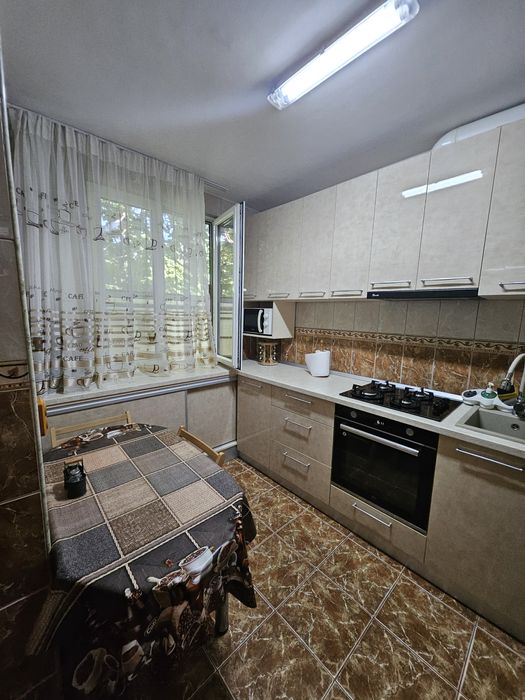 Apartament 2 camere, decomandat, loc parcare inclus, mobilat