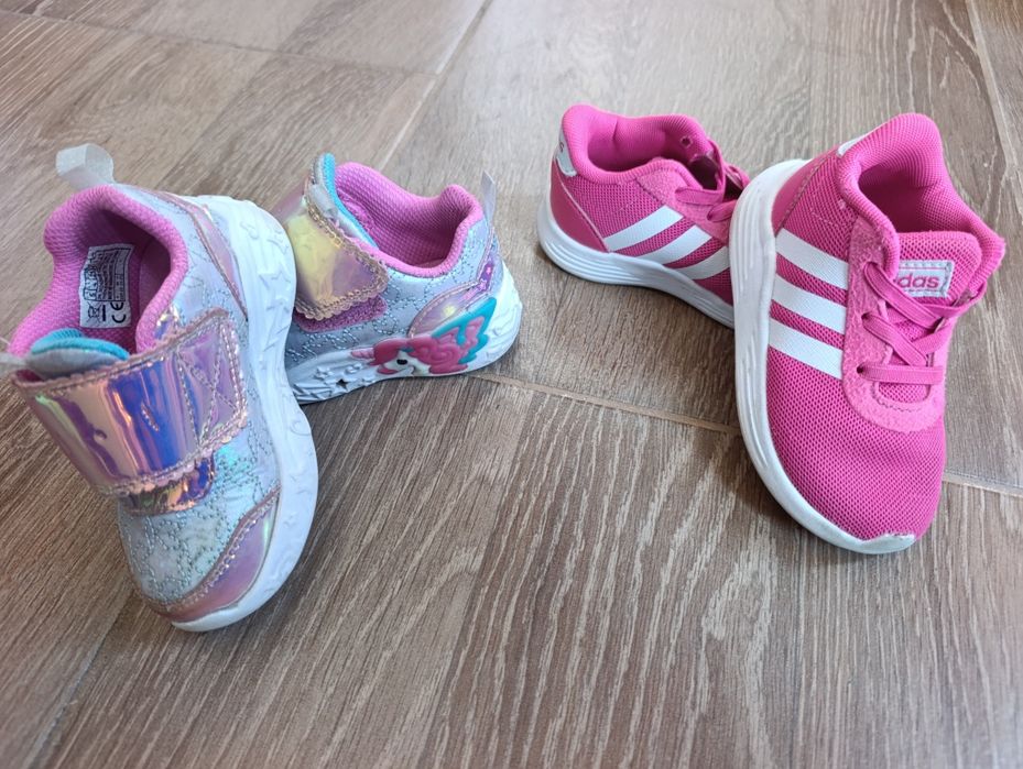 Adidași Sketchers și Adidas Nr 21
