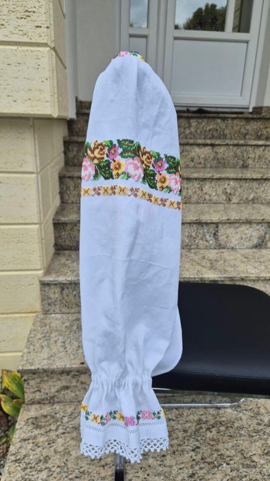 Costum popular cu mărgele