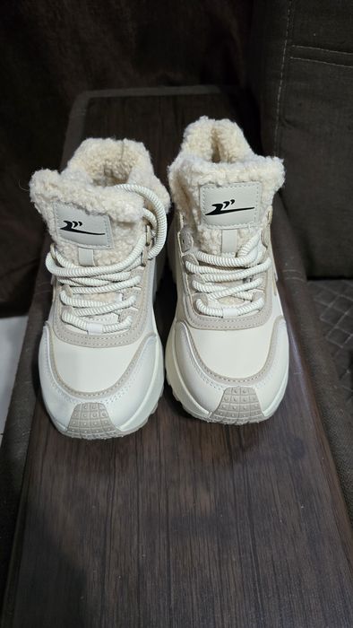 Кроссовки зимние для девочки. Новые