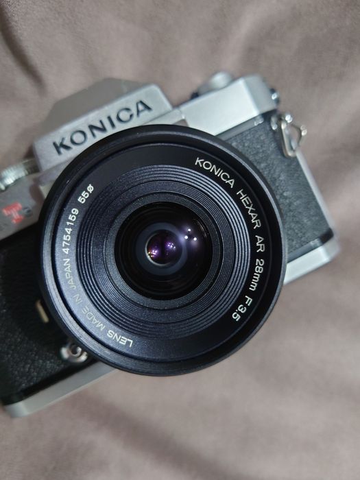 SLR Konica Autoreflex T3 (N} cu obv Hexar AR 28mm