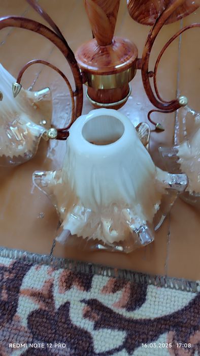 Продам люстру  3  плафона