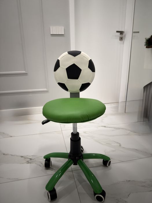 Детски стол за бюро във формата на футболна топка
