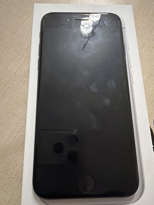 Vand doua iphone se 2022 64GB