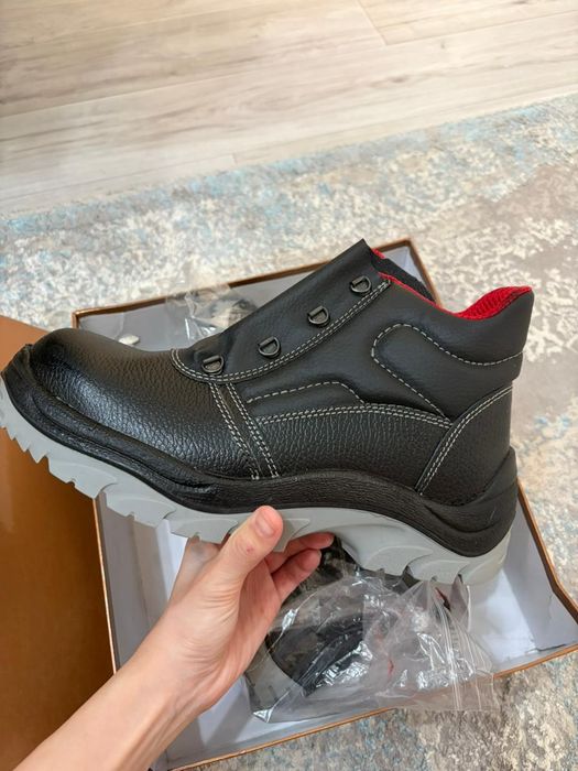 Продам спец ботинку 42 размер