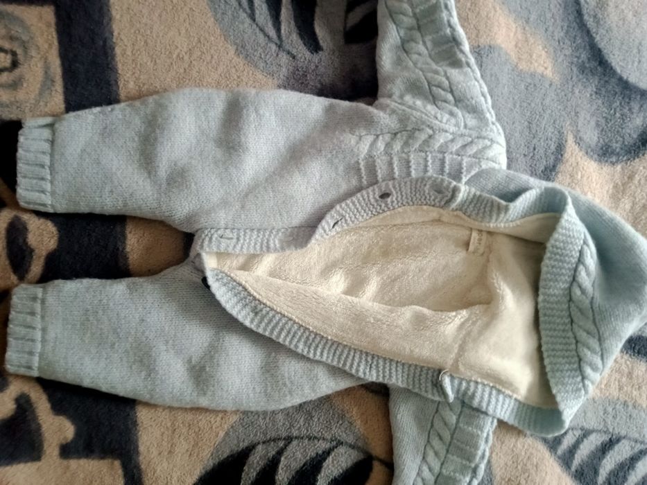 Вязаный утеплённый комбинезон с капюшоном.