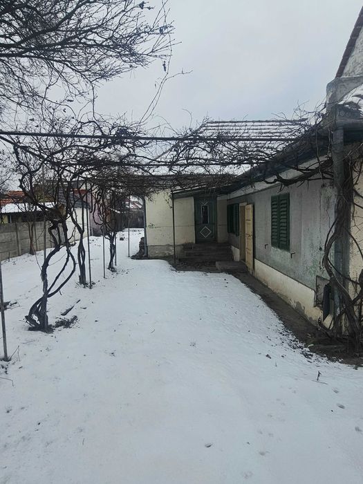Vand casa cu 2 cladiri , curte si 2 intrari